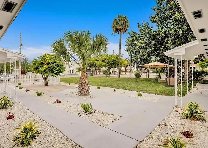 Elegant 2Bd Home, West Palm Beach, Steps To Beach