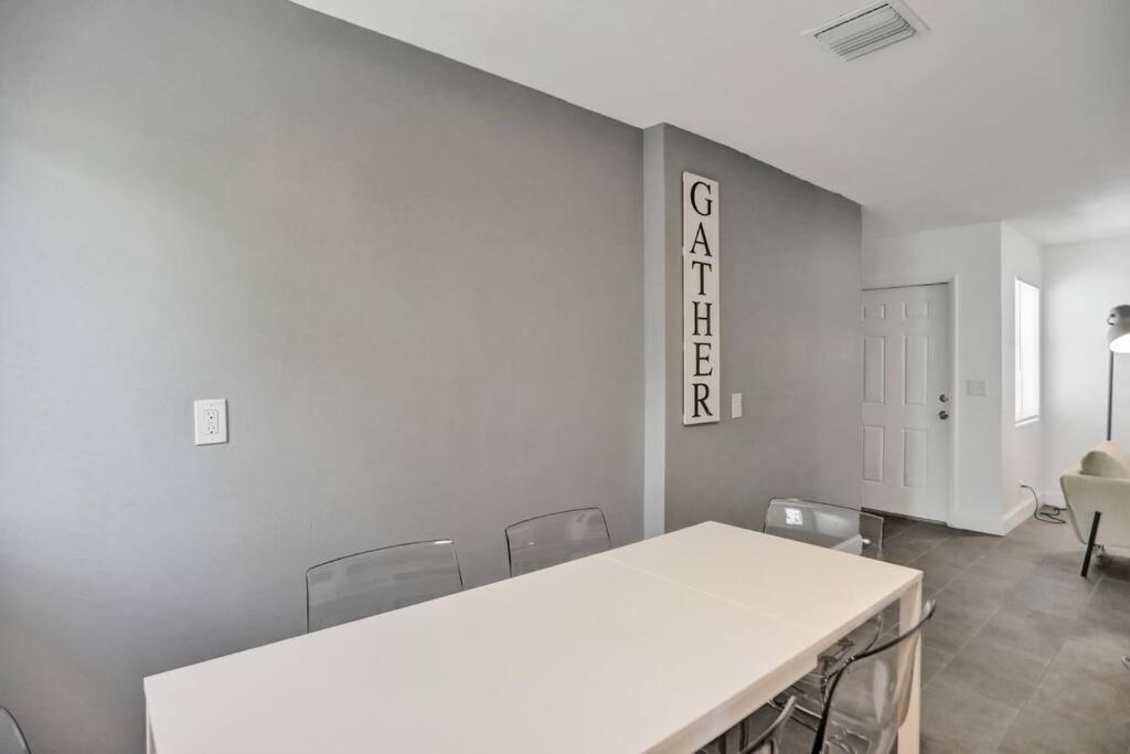 Elegant 2bd Home, West Palm Beach, Steps To West Palm Beach